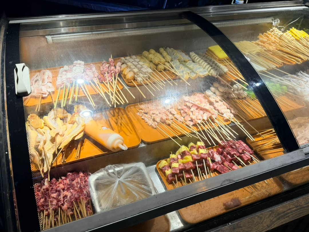 挑烤串可比挑车容易多了不用想是用碳烤还是用电烤不用想会不会点完就没了不用想会不会