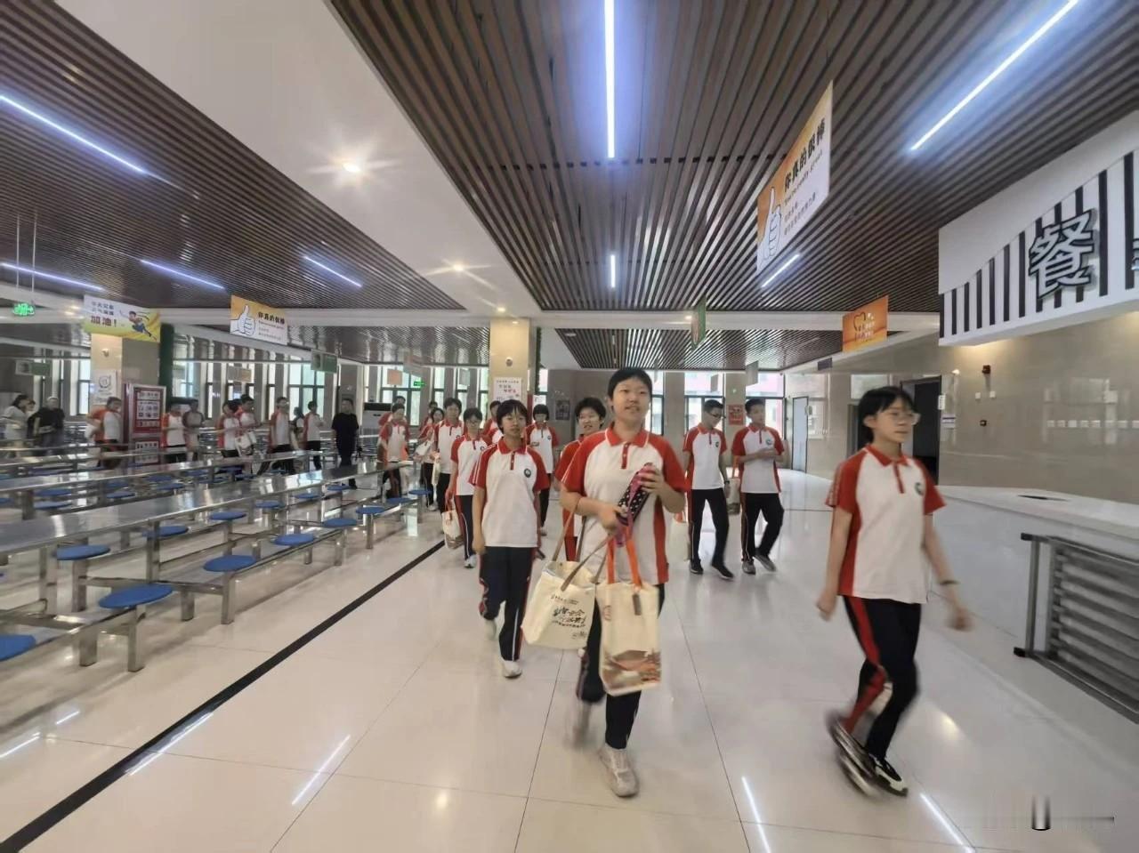 先入为主，高中为招到优质生源开始了金秋十月就开始“铺垫”了。

丹桂飘香的十月，