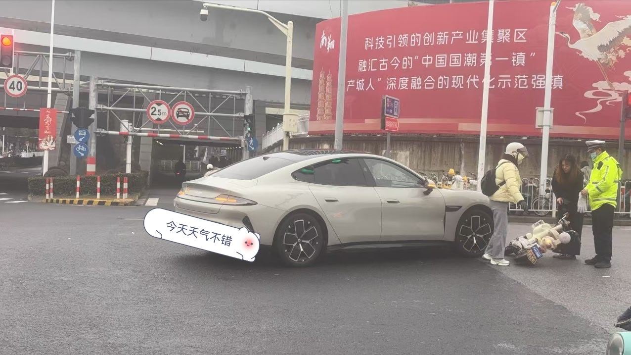 早上起来路过陈翔公路，看见个苏7撞到电驴了因为要素较多，决定发出来，引发互联网战