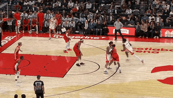 好家伙！阿门突破直接顶飞英格拉姆！
在今天NBA常规赛火箭对阵猛龙的第二节比赛中