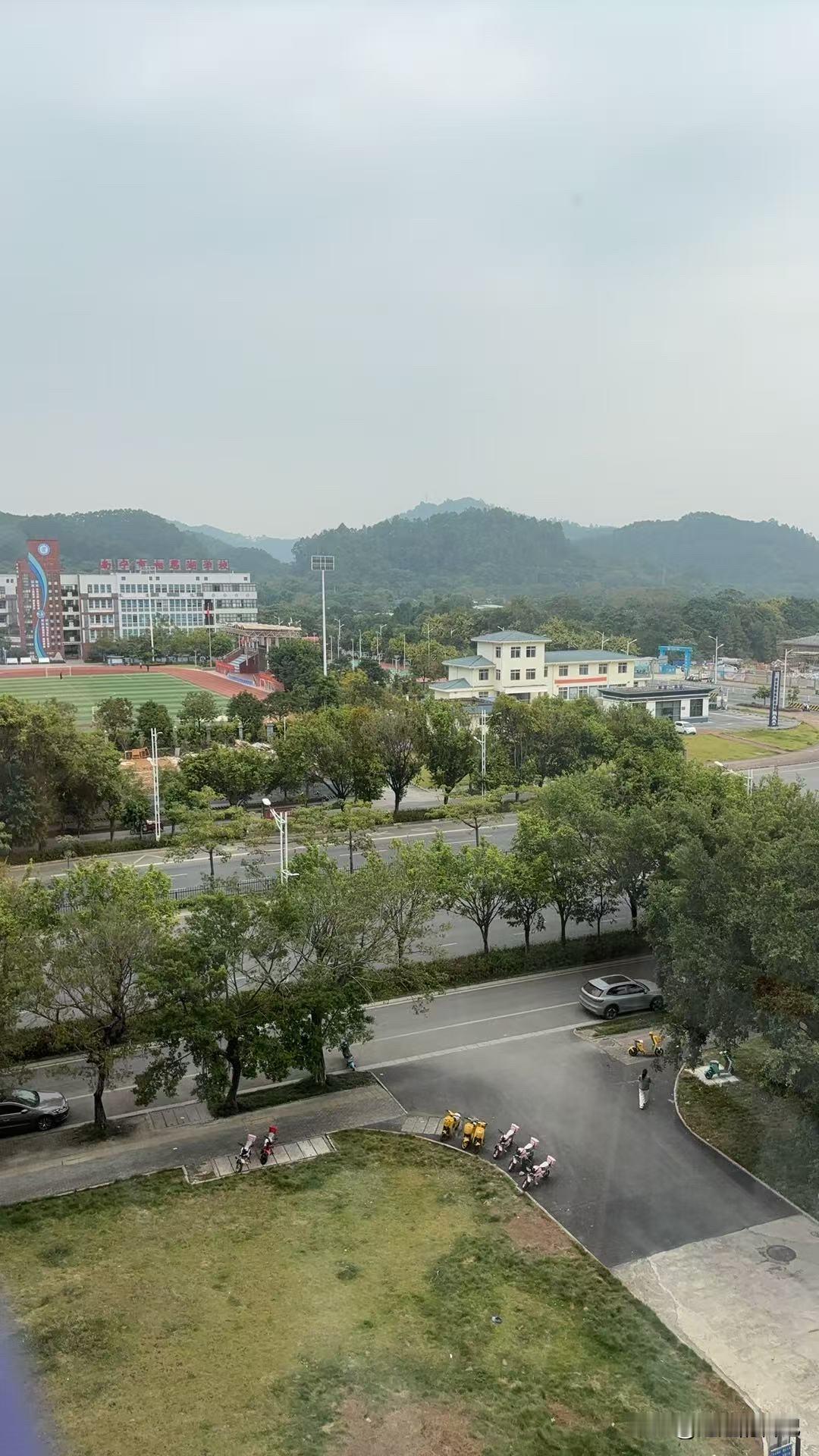 冬天到了，今天同学给我发了一张东北实拍照片，我给他发了一张南宁的实拍照片，一对比