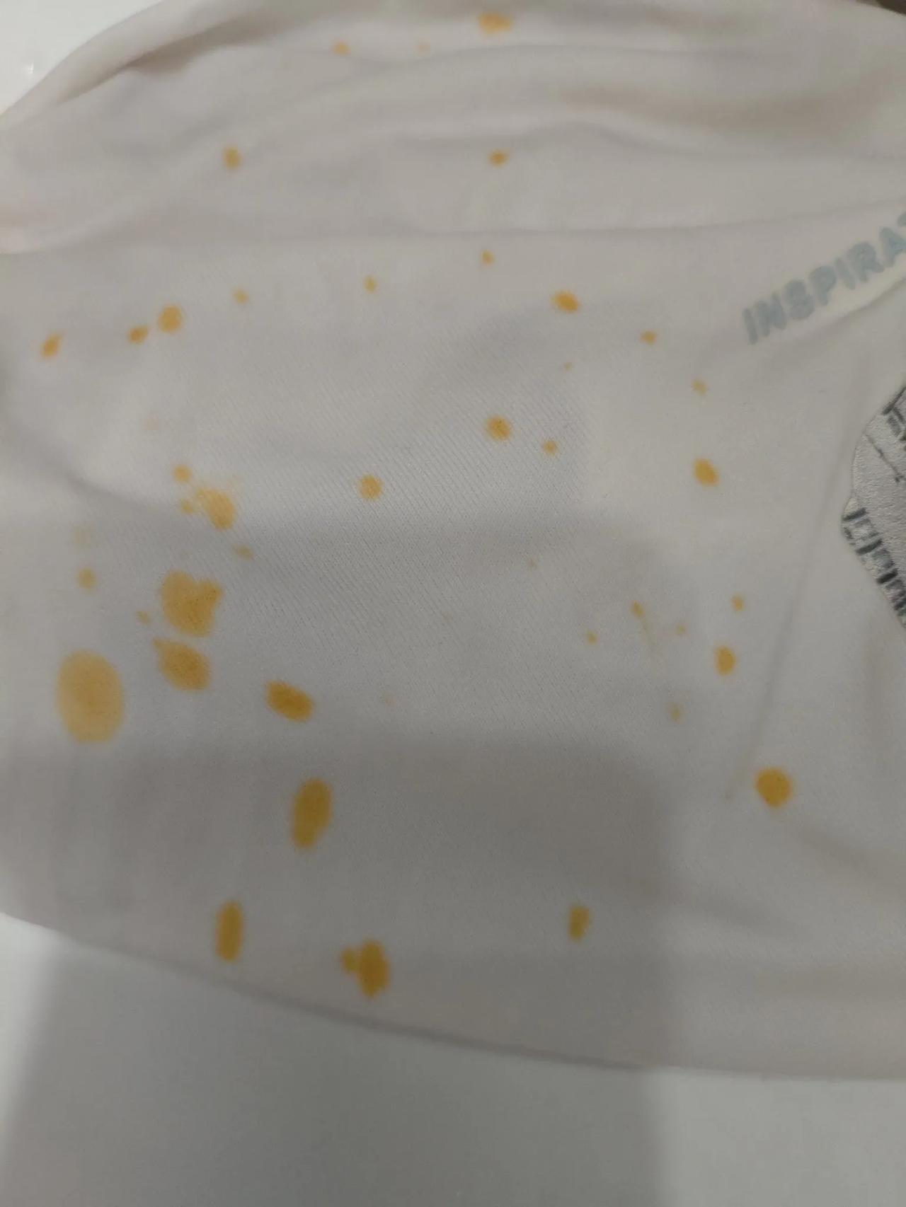 衣服上吃饭溅上的油点怎么洗掉啊，试了香皂，肥皂，洗洁精，白酒都洗不掉。有知道咋洗