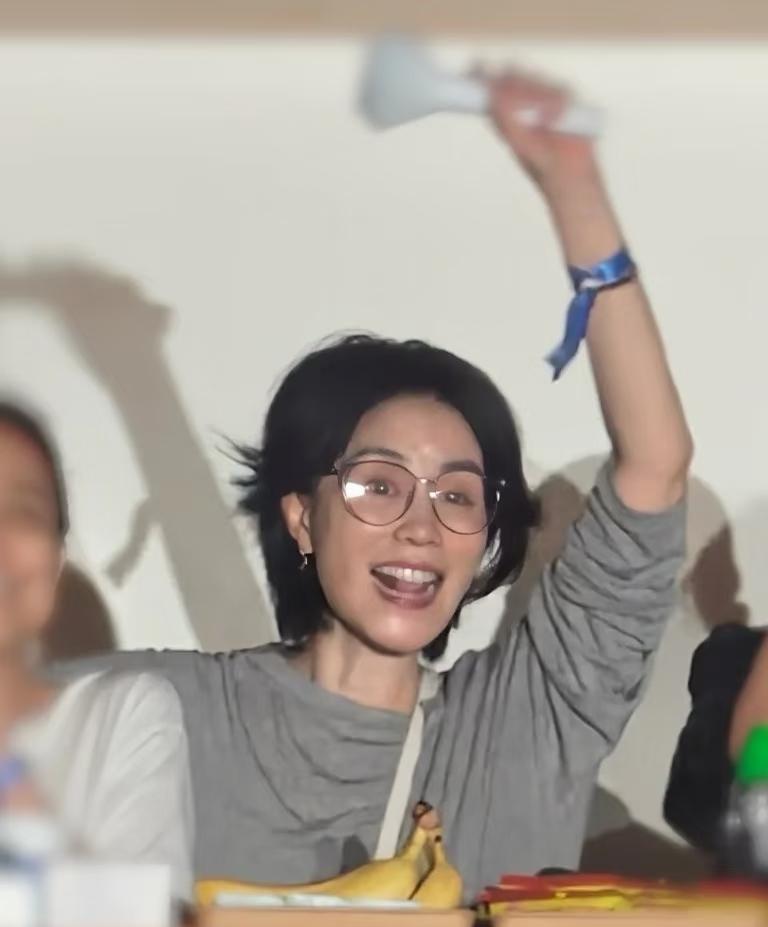 谁懂啊！终于看见王菲卸下所有伪装大笑的样子。
 
谁懂啊！真的很少见到王菲如此肆