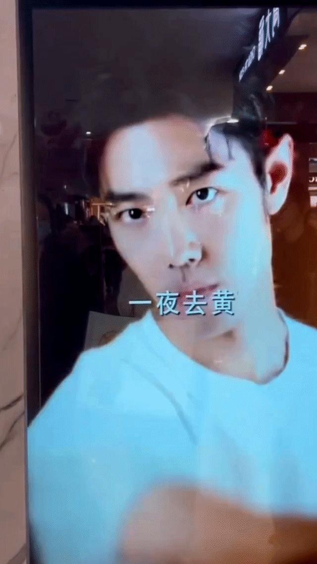 YSL疯了？竟让肖战隔着玻璃“擦窗”看你。
 
你走到一台机器前。屏幕亮了，是肖