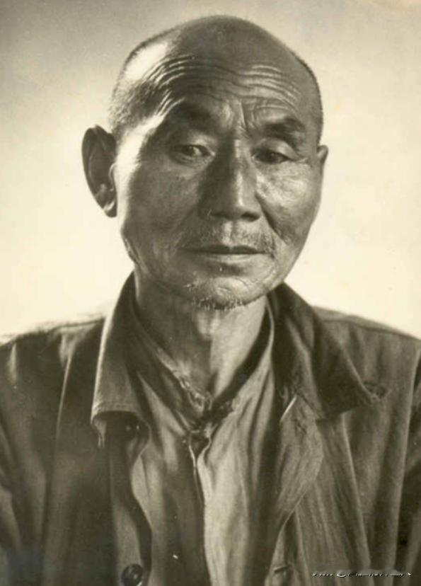 1937年，南京一个院子里，跪着十几名中国人，两个日军正在挨个砍头。突然，一个1