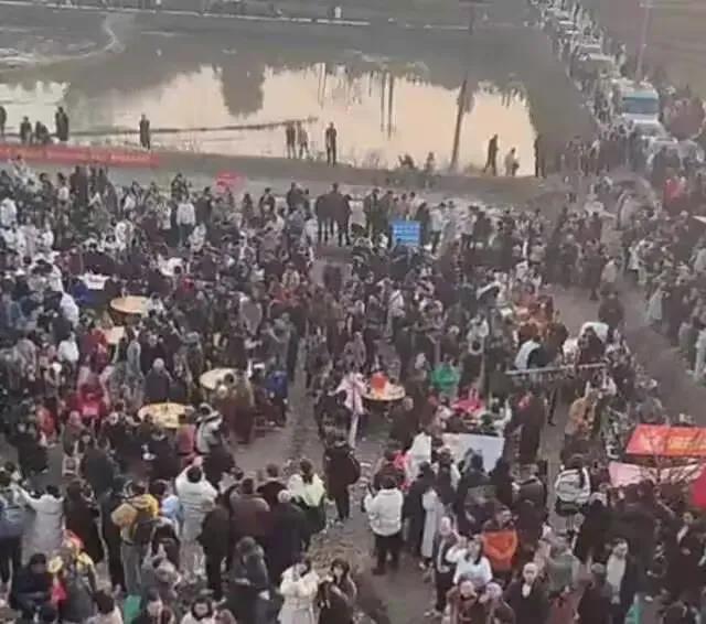 免费吃杀猪菜，万人堵村口！最近，重庆，四川等地掀起的“刨猪宴”热潮，简直像滚雪球