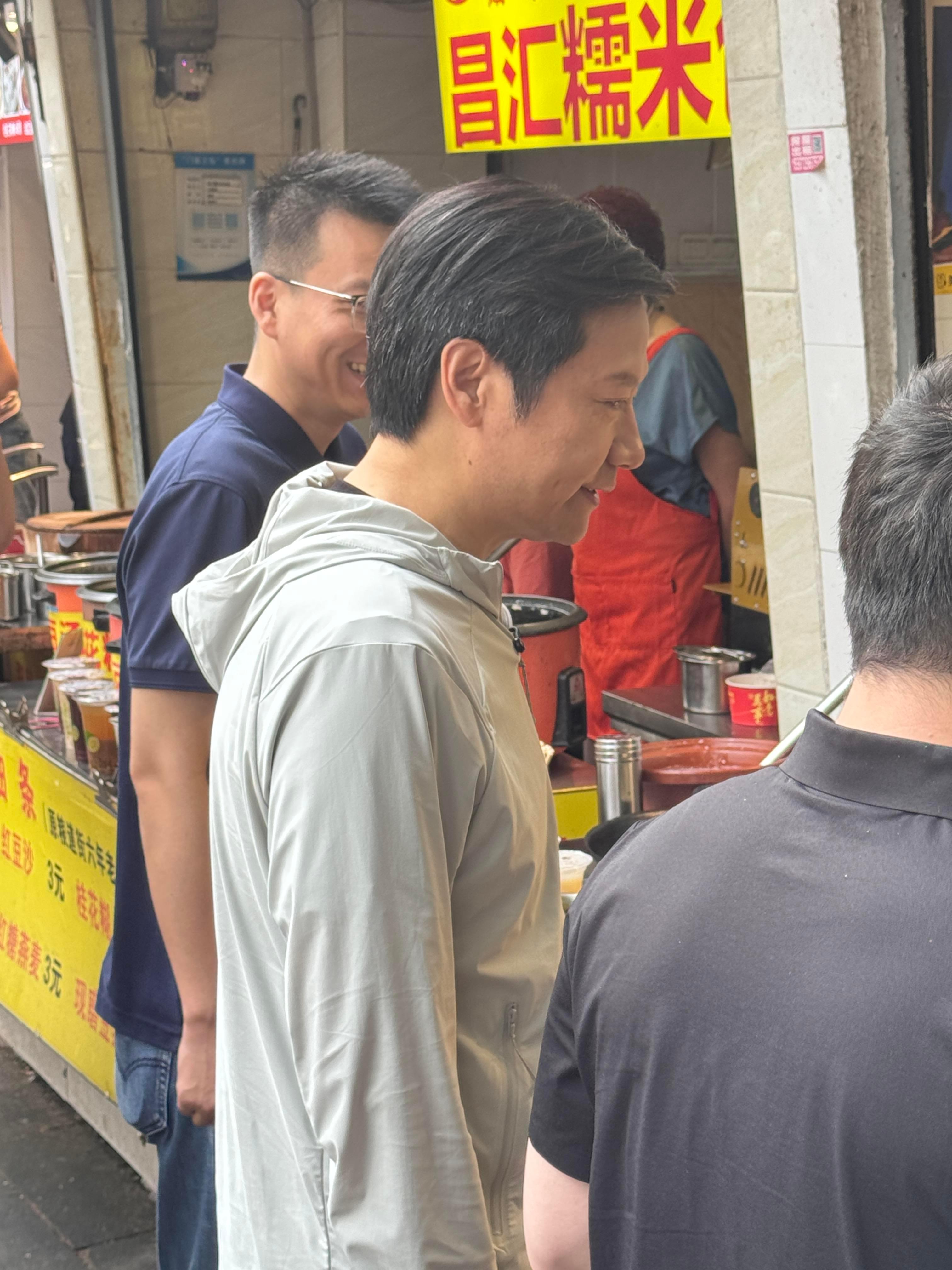 这就是武汉特色吗？千亿老总也只能蹲路边吃面