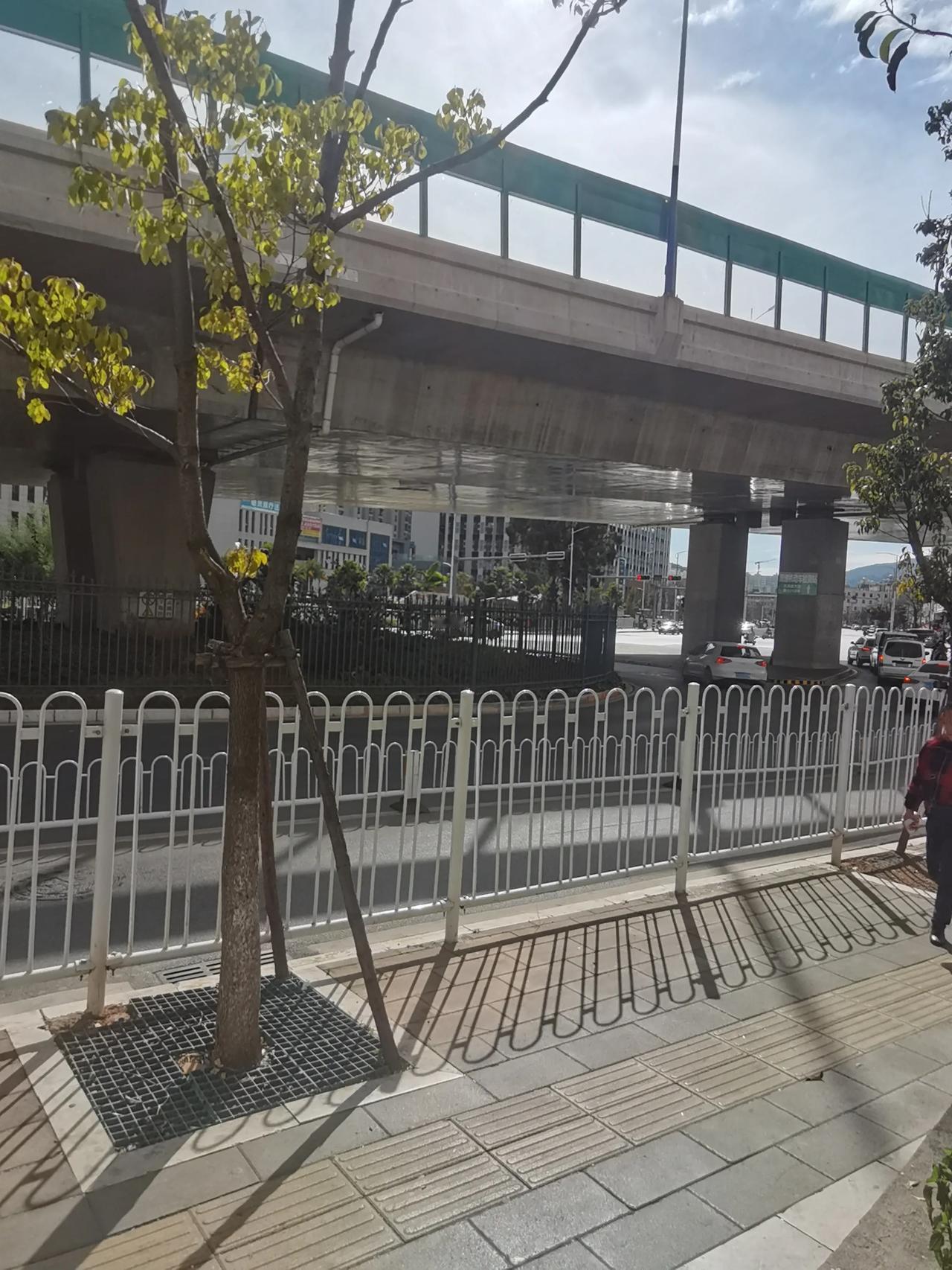 西城时代门口这个缅滇大道桥下面这个铁栏杆应该起到效果了，这种硬隔离还有人翻，下次