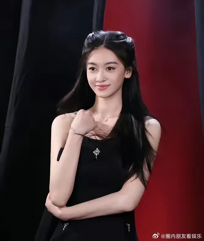 杨幂眼光太好了居然开始签约新人了这个新人长得和林青霞太像了不得不说杨幂眼光真的不