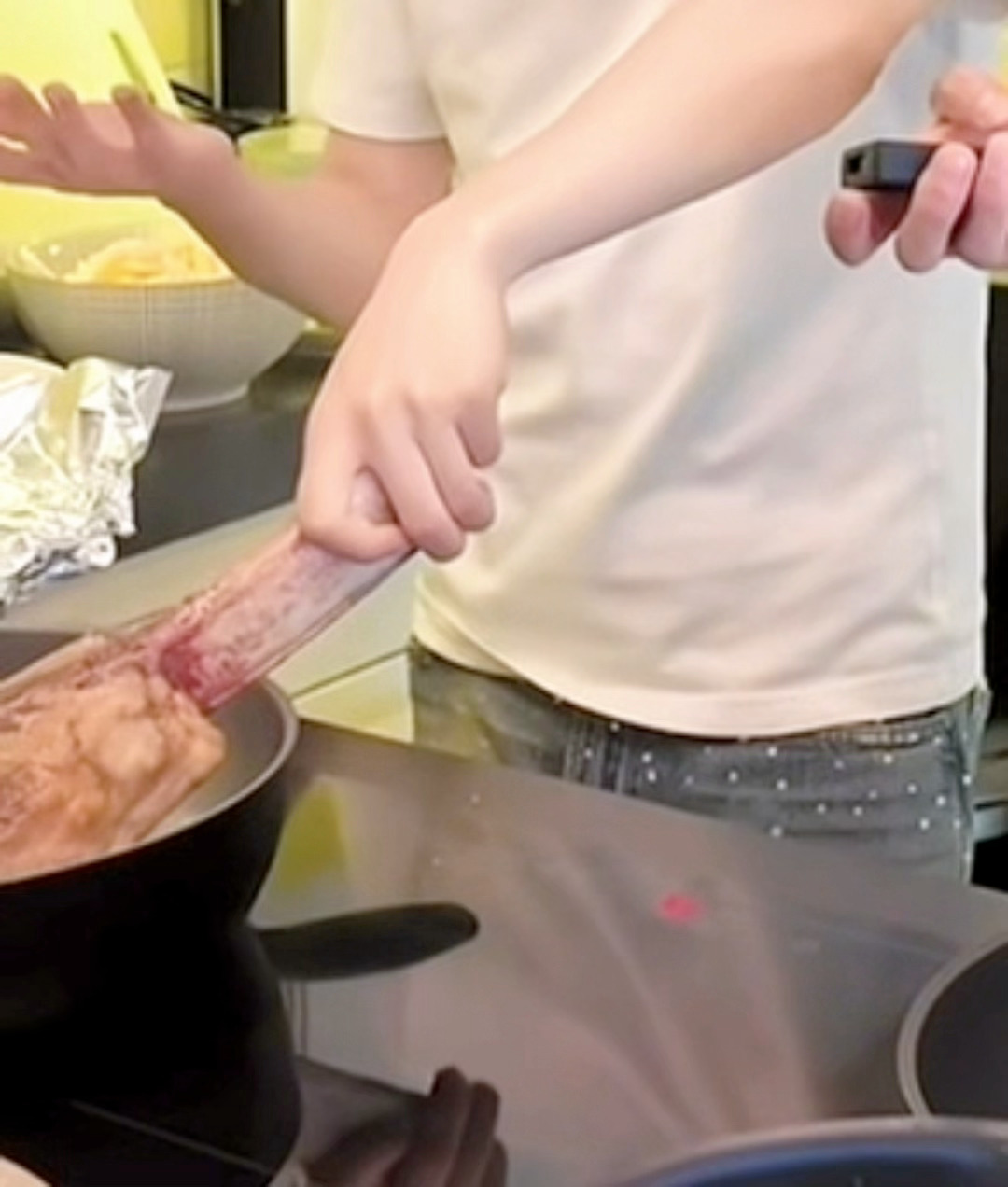 卧槽盯着这个插在裤袋里的大拇指笑的好难受…为什么啊为什么要这样插着烤肉啊hagq