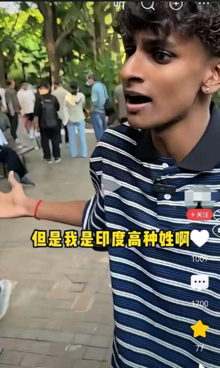 自诩是印度高种姓的阿三，在上海公园相亲角相亲。
他自以为凭他的高种姓，肯定会获得