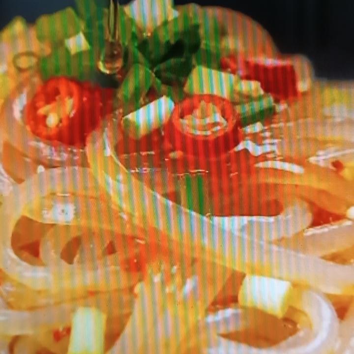 吃凉拌魔芋丝好处多多。它是减肥利器，魔芋丝低蛋白、低脂肪、高纤维，吸水性和膨胀率