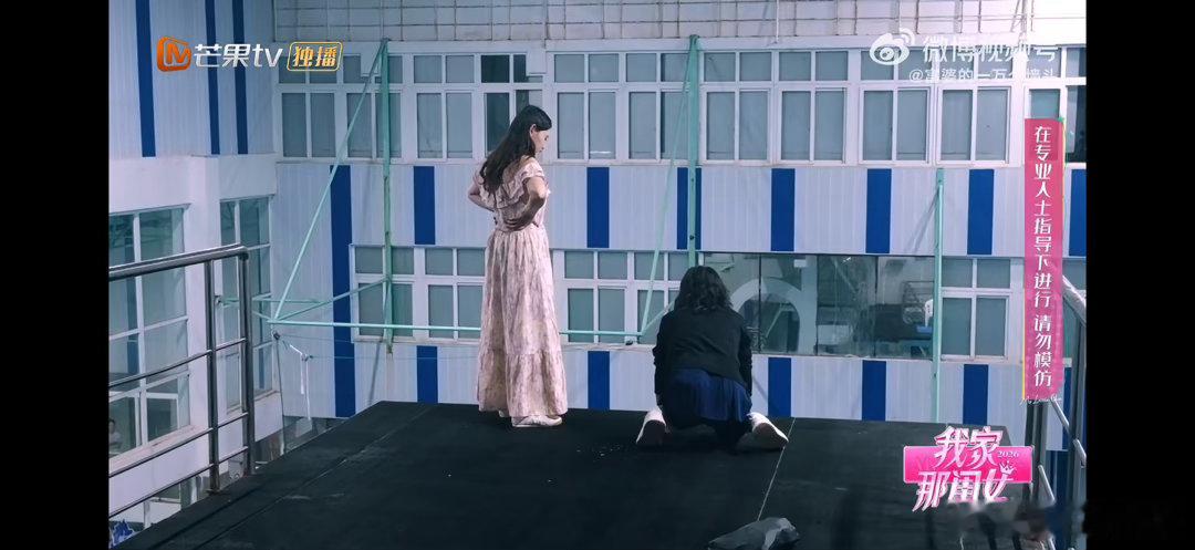 张家齐和妈妈的世界名画我家那闺女跳台之上的对比太戳人。妈妈站在高台心生畏惧，张家