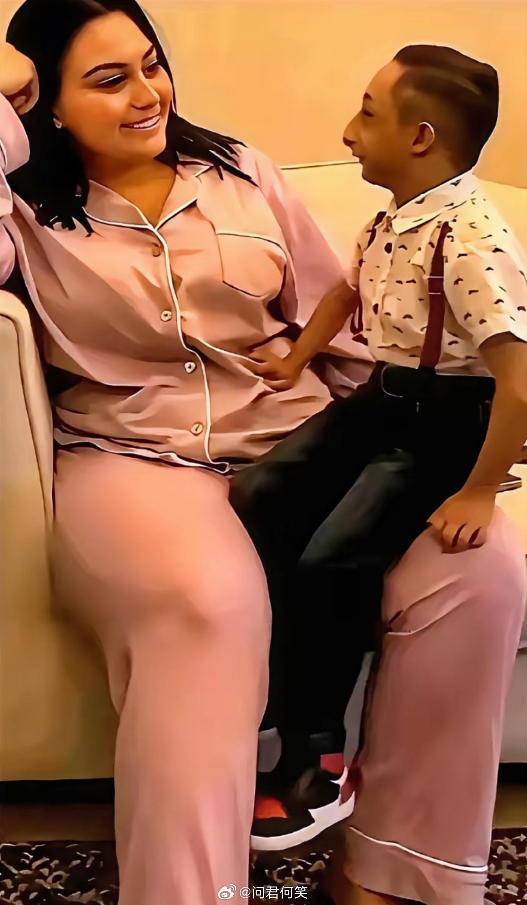 看鼻子，那小个子鼻子不小，所以他们很幸福。 