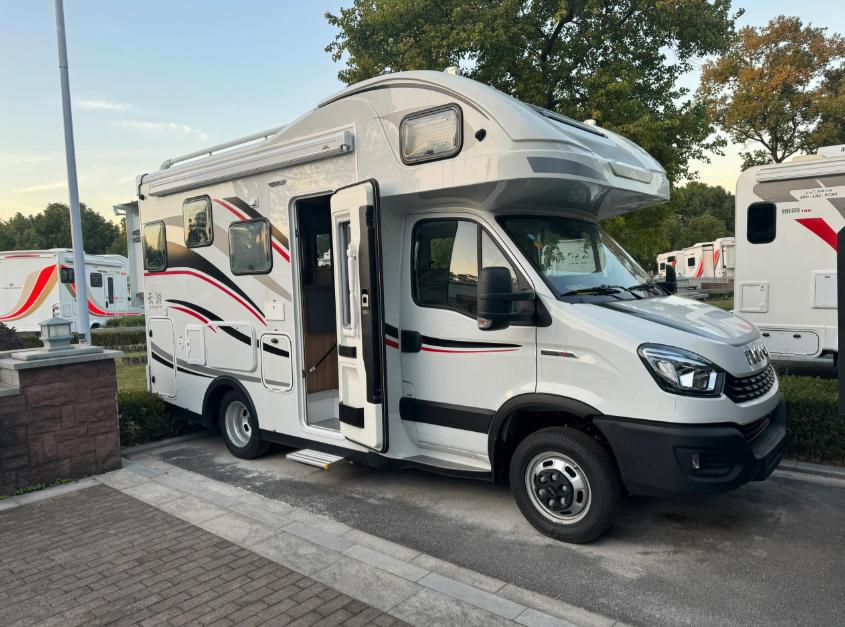 选房车，有个挺常见的拧巴事儿。
大家都冲着“移动的家”去，可最后往往挑了个“移动