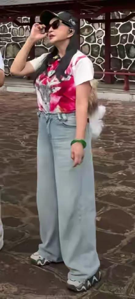 天，这是一个接近八十岁的老奶奶的着装，第一张图片中的穿着还过得去，后面的两张短裙
