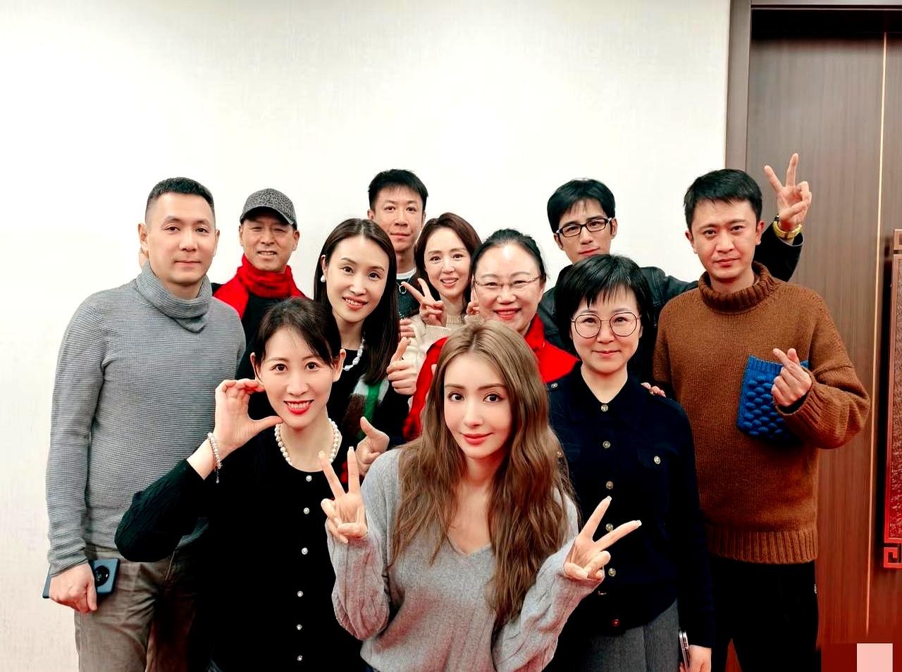 姐弟恋能不能成，关键看姐姐够不够稳。
 

董璇大九岁，一出手就办趴、拉群、带老