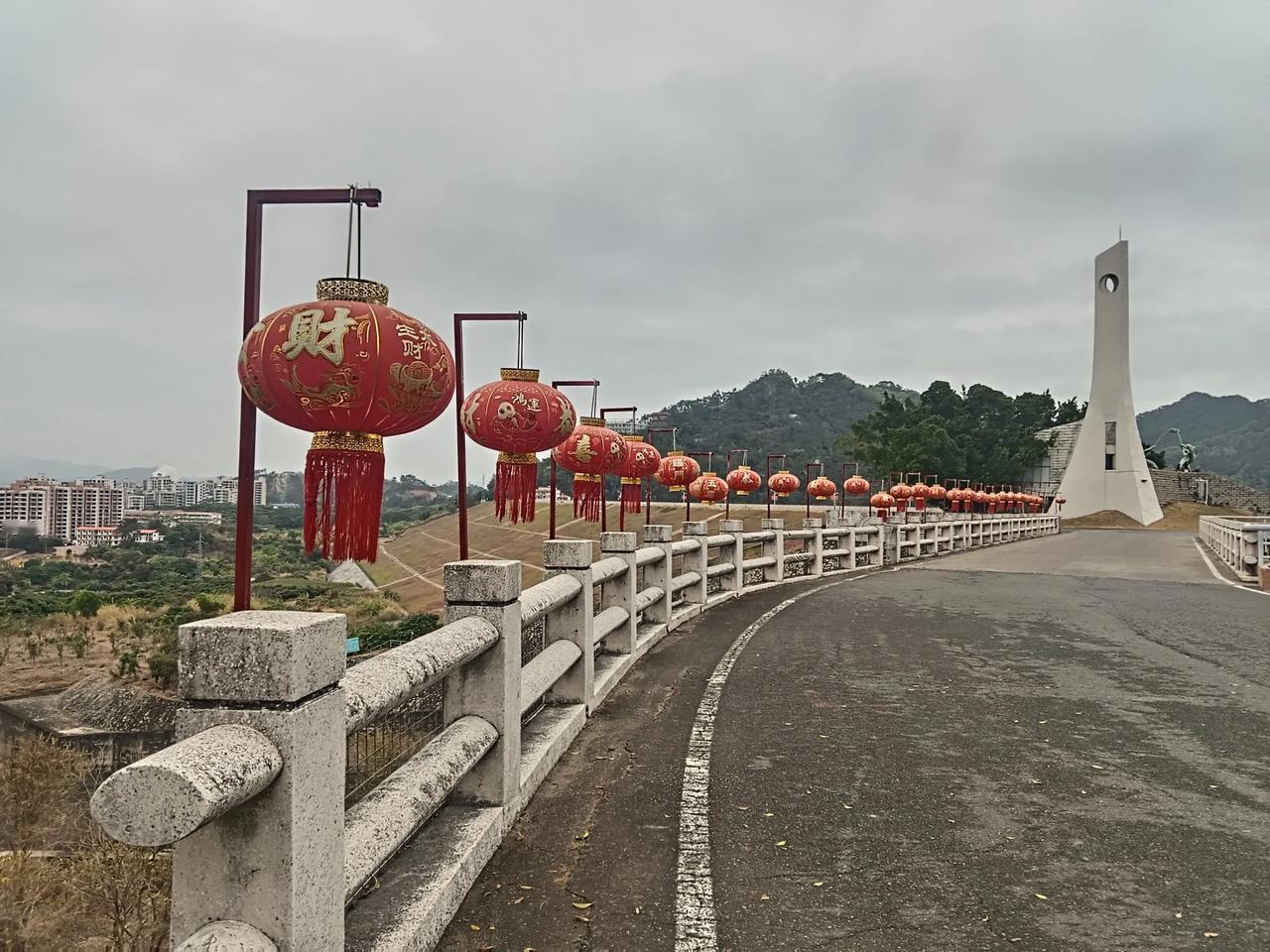 看似遥远，却近在咫尺的风景。稍微隐匿了一些背景，你们知道是什么风景区吗？在粤西地