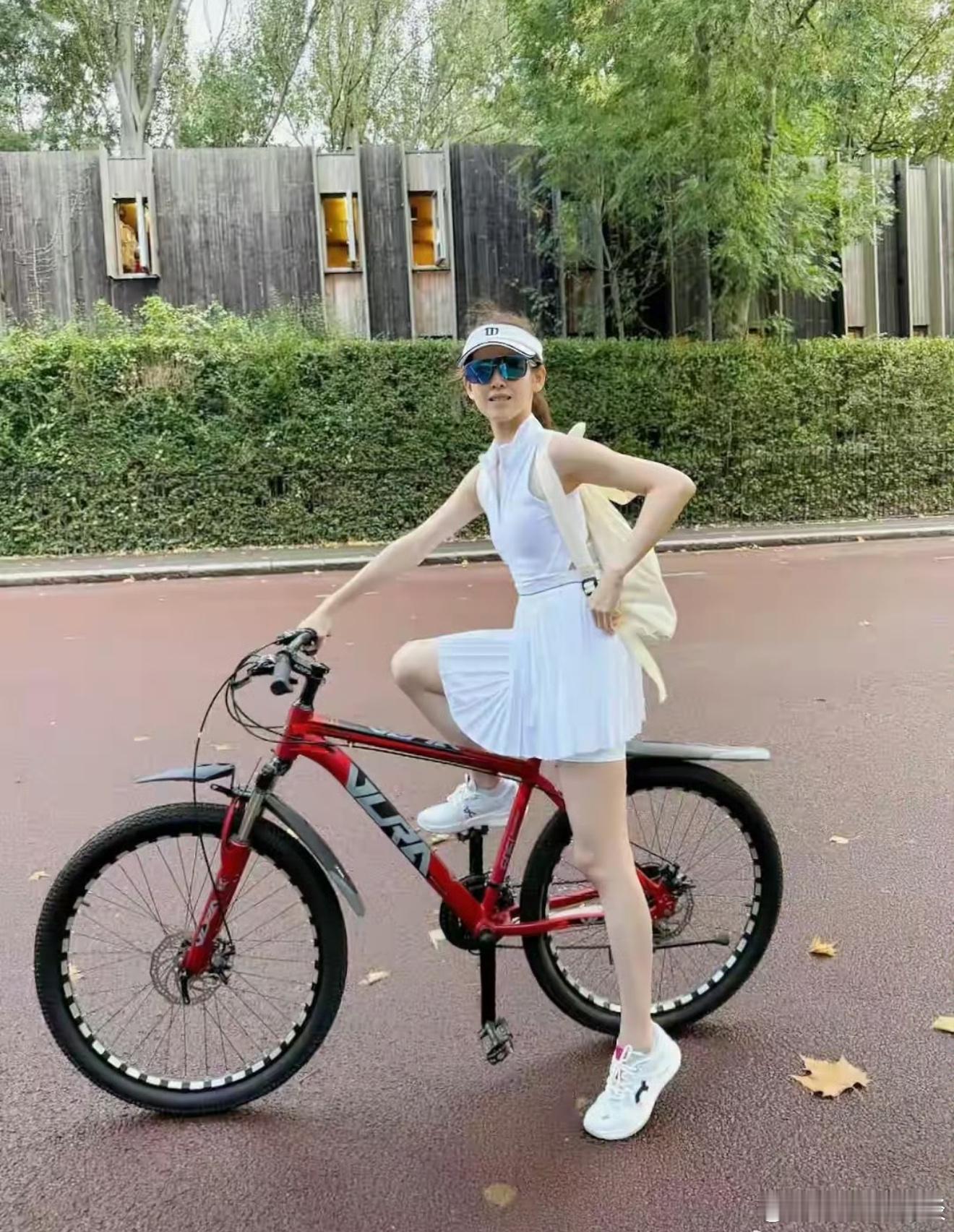 东哥穿什么我都支持真正为普通老百姓考虑的企业家章泽天刘强东穿情侣鞋 ​​​