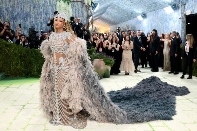 Beyoncé时隔十年回归MetGala红毯 哇 