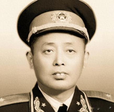 1949年，二野四兵团途经麻城时，一个盲人老太太走了过来，询问儿子的下落，陈赓笑