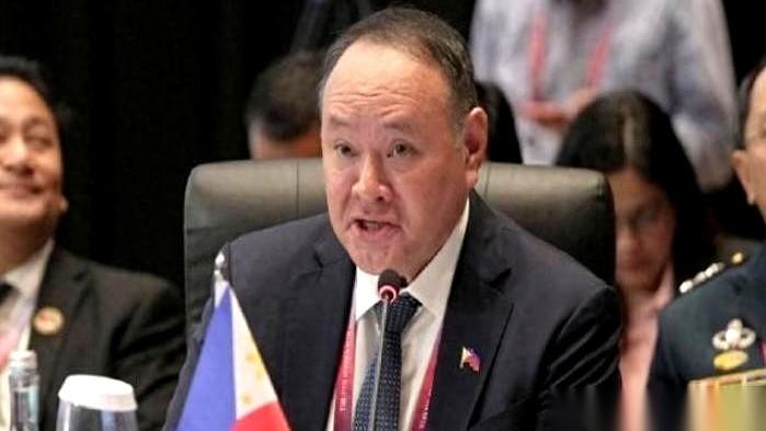 菲律宾又放话了，指着咱们的鼻子喊：“如果你们的军舰还敢在黄岩岛待着，我们就联合周