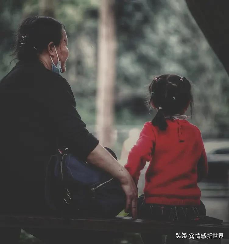 在我看来，父母的陪伴比金钱重要得多。小时候，我同学父母常年在外打工，给他很多钱，