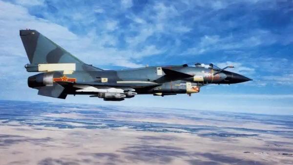 28年前今天，歼-10一飞冲天。二十八载砺剑，猛龙愈加强悍，家族枝繁叶茂。致敬每