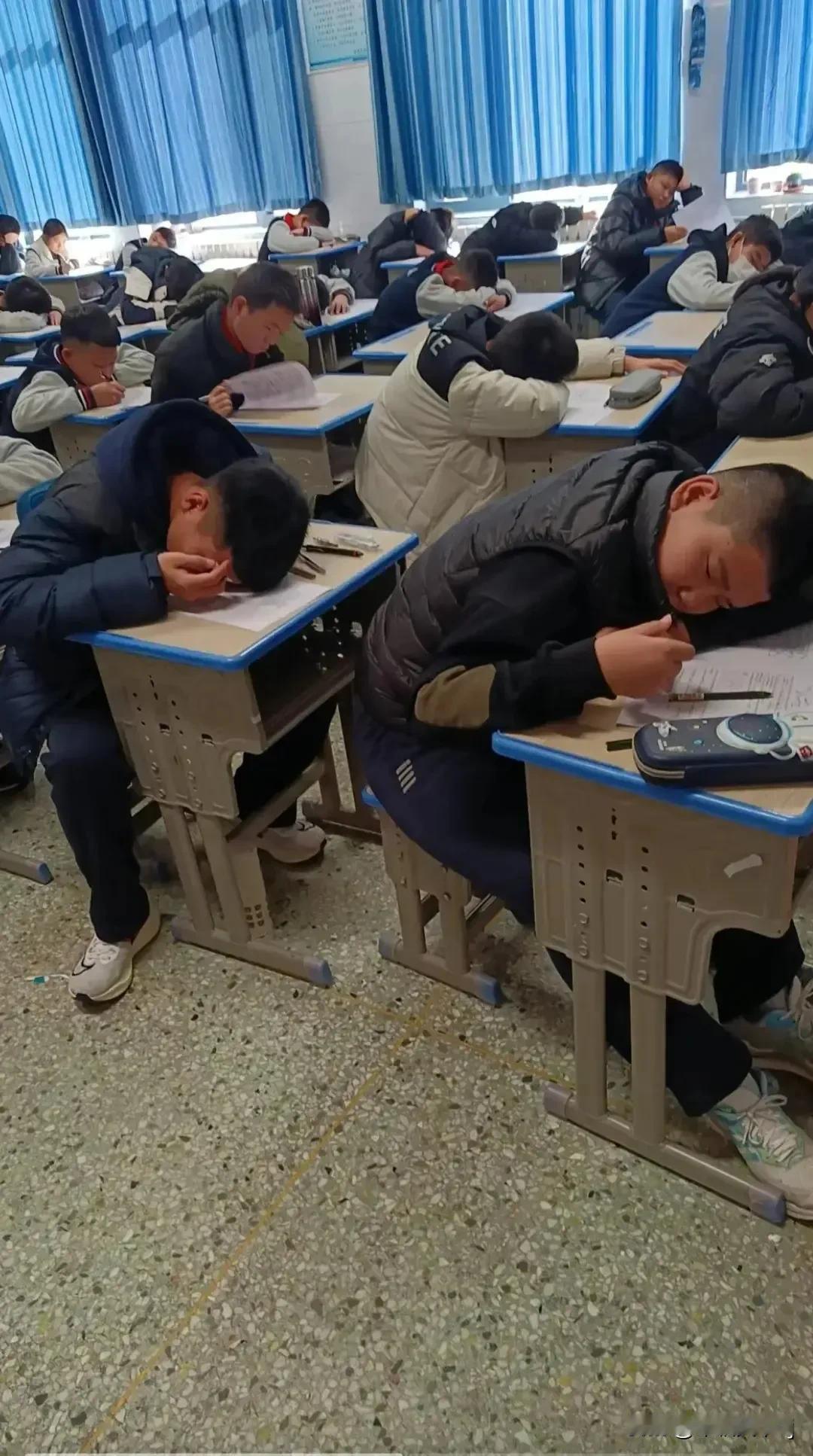 马上就要放假了，正是期末考试的时间，作为一个老师，我现在很无奈，发卷15分钟以后