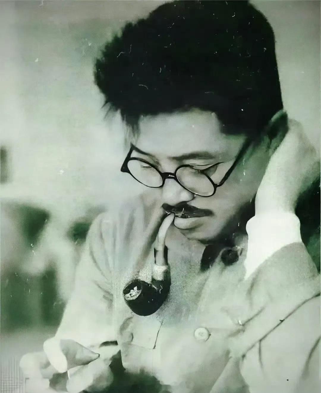 抗战时期，贺龙元帅的九个瞬间。老帅不羁的发型，斜叼的烟斗，酷毙了！