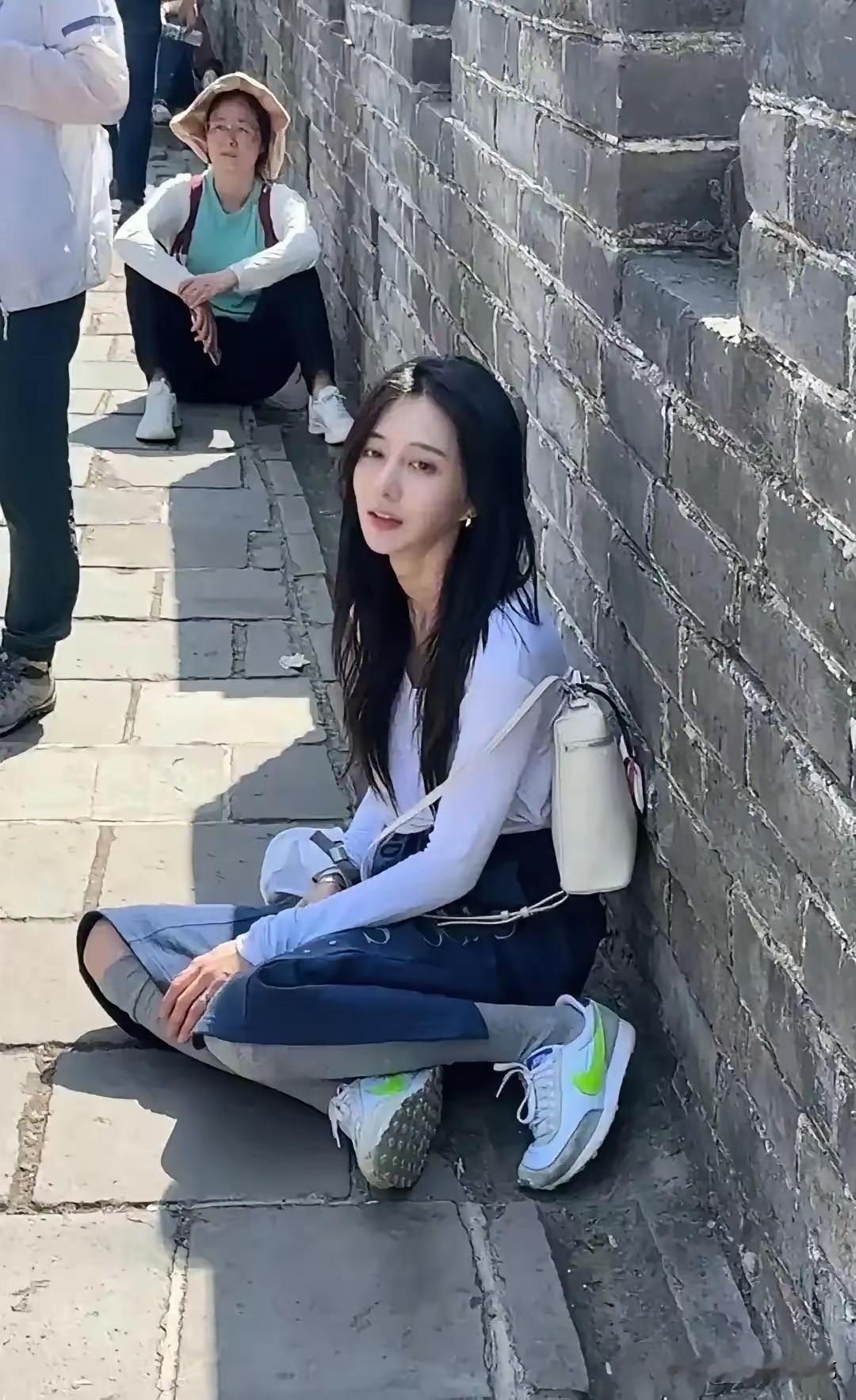 在长城偶遇气质女生，想问大家，这种耐看型美女该怎么追？

爬长城偶然拍到一位女生