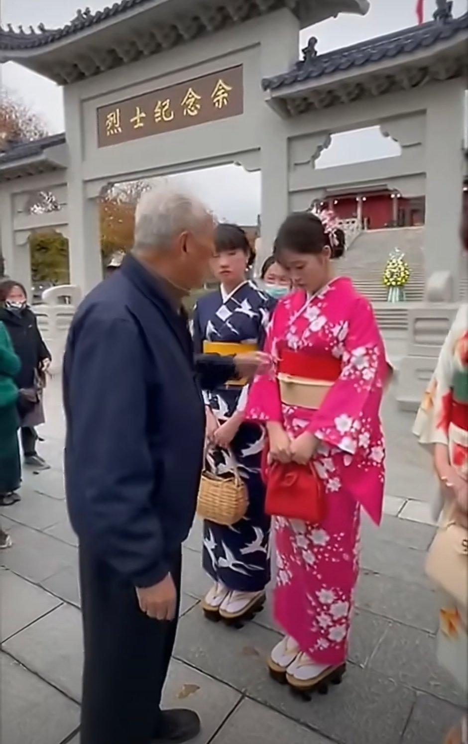 烈士纪念园这几个女士合适吗？ ​​​