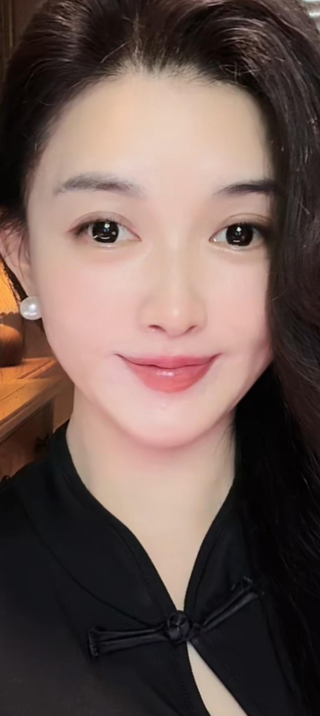 这位女士微笑着看着镜头。
