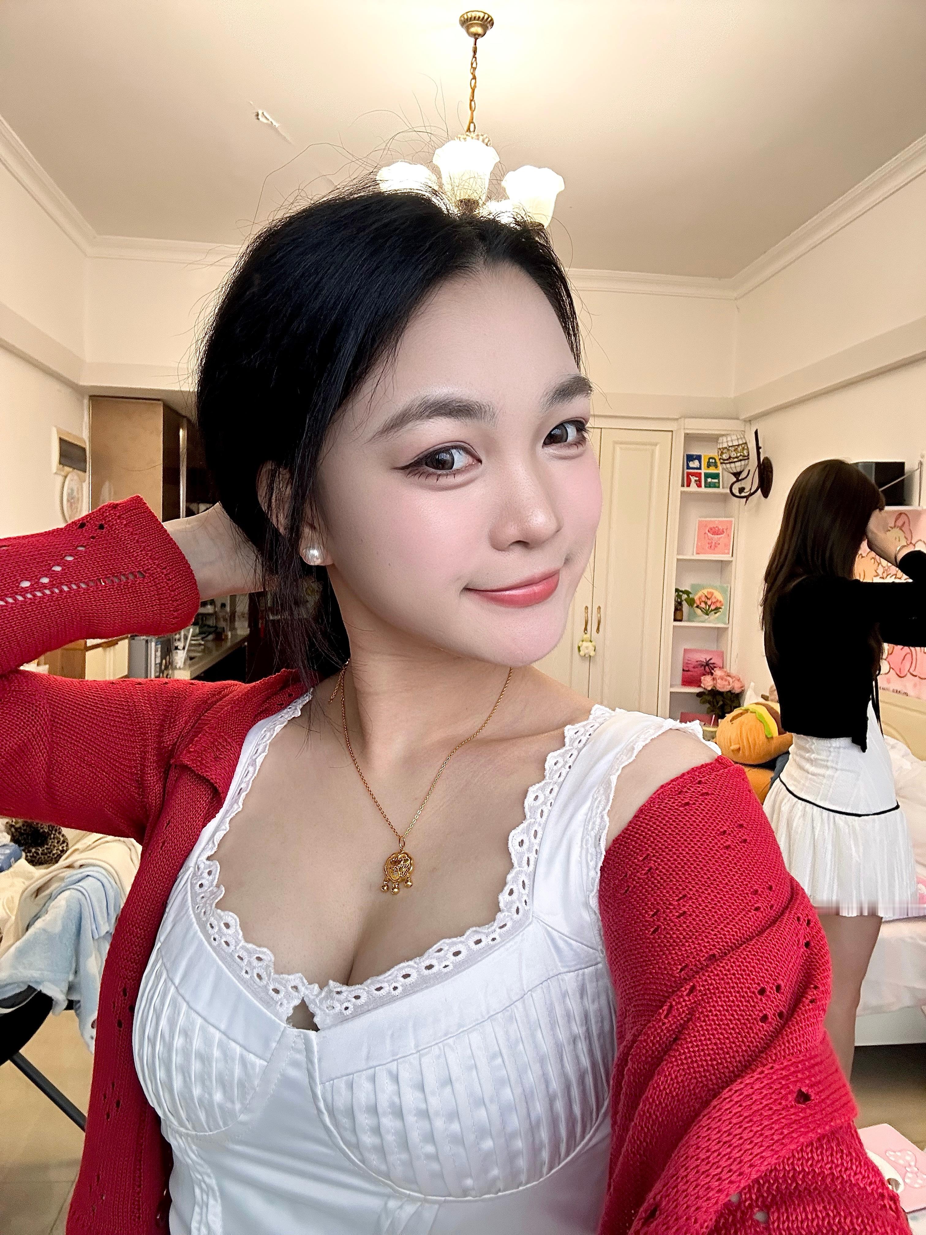 人因有瑕疵而鲜活 ❤️🔥拒绝厚重的美颜滤镜 爱搞怪的表情 接受不完美的皮肤 嘴