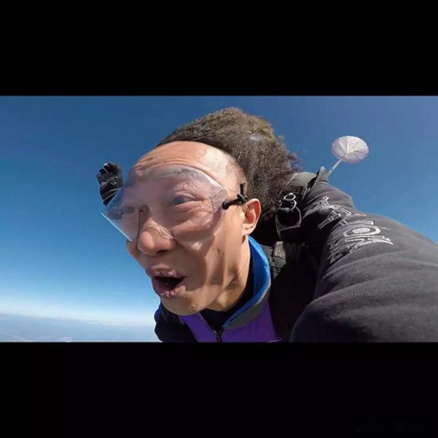 杰伦·布朗在直播中表示，如果76人夺冠，他邀请队友一起参加跳伞活动。勒布朗回复我