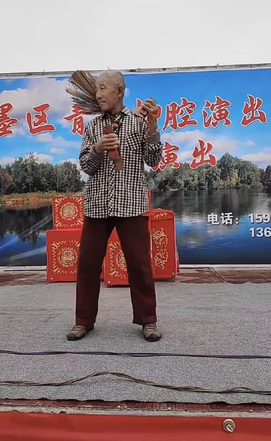 在即墨区金口镇柳树屯村三官庙庙会上，大屯村民间艺人顾相庭也登台进行了表演，他一会
