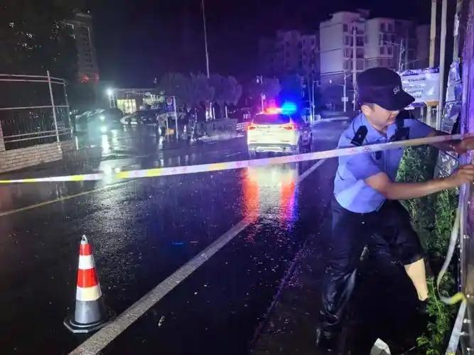 辅警在执勤中‌可以使用警示灯和警报器‌。

根据《交通警察和警务辅助人员安全防护