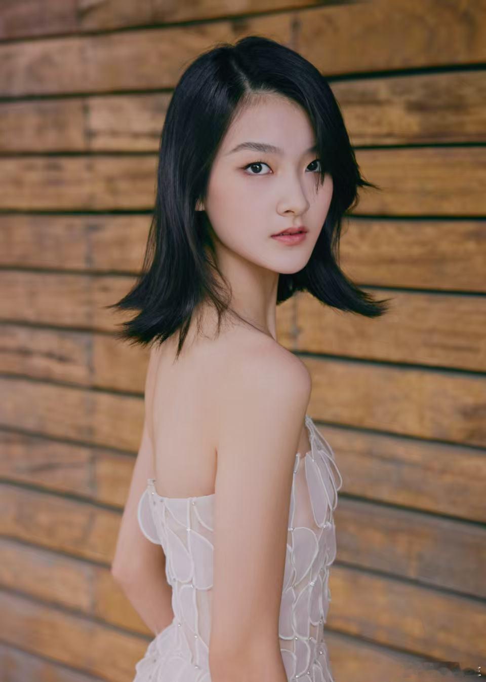 王圣迪女大十八变 亮相微博电影之夜的王圣迪颜值在线，褪去孩童感尽显少女魅力，精致