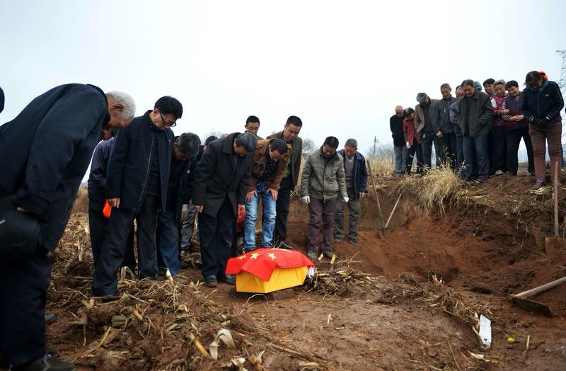 她独自驾车300公里，只为清明节“躺”在女儿坟头——那一幕，谁看了不心碎，却又让