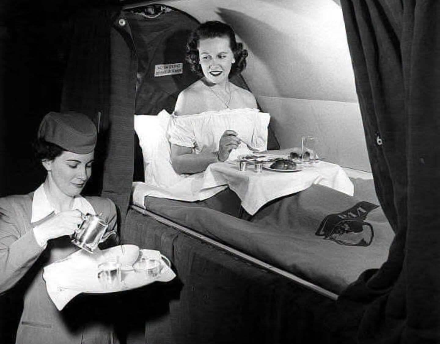 1952年，泛美航空公司跨大西洋航班，空乘人员向乘客送早餐 