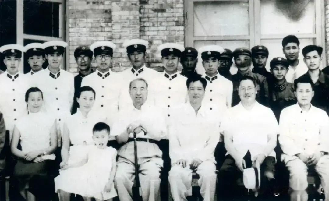 1960年6月7日，山西太原，国营第七八五厂，开国大将陈赓与一群朝气蓬勃的年轻学