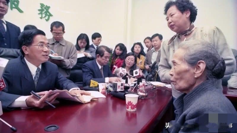 【历史影像】陈水扁接待上访民众，靠贫民人设打亲民牌获民心
1994年12月，民进