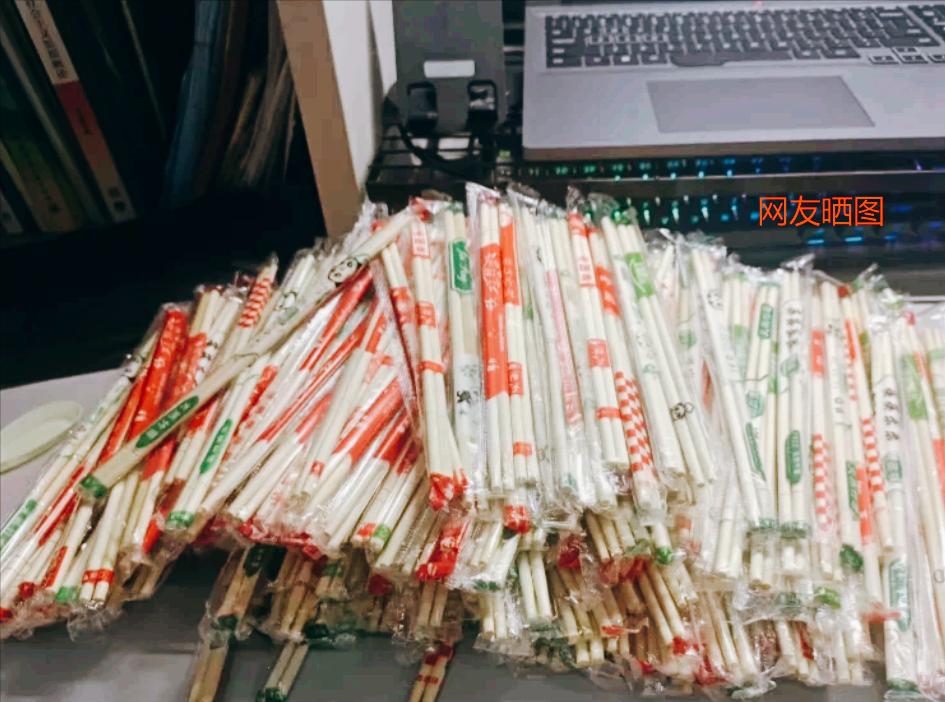 这也能算偷吗？福建厦门，一女学生在食堂打包了两份饭，拿六双筷子，却被食堂工作人员