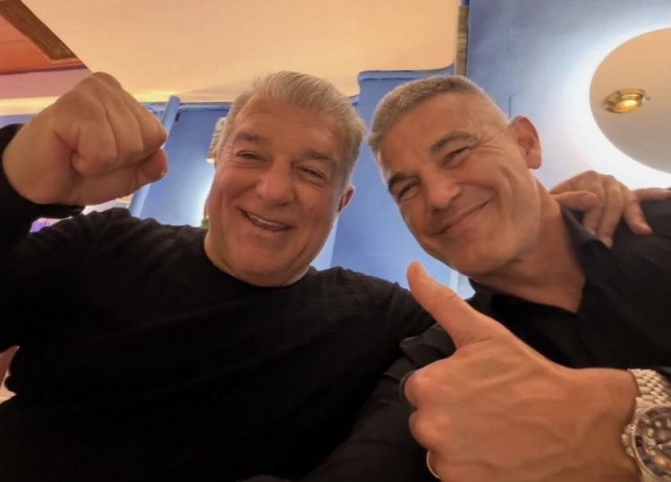 拉波尔塔和助手庆祝皇马本轮不胜，助手在社媒晒出两人合影