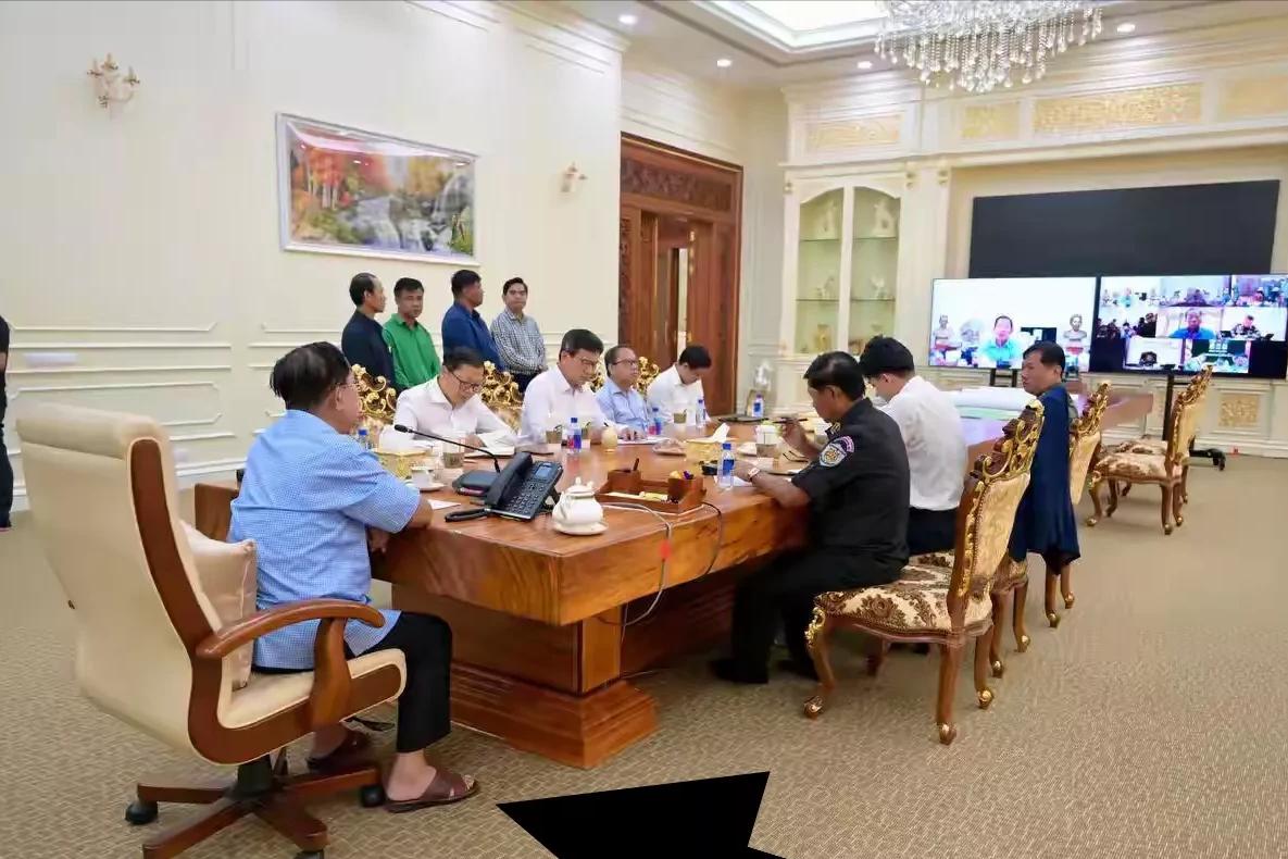 奇葩柬埔寨：首相靠边站，参议院主席洪森穿着拖鞋，指挥三军与泰国作战~

看来洪森