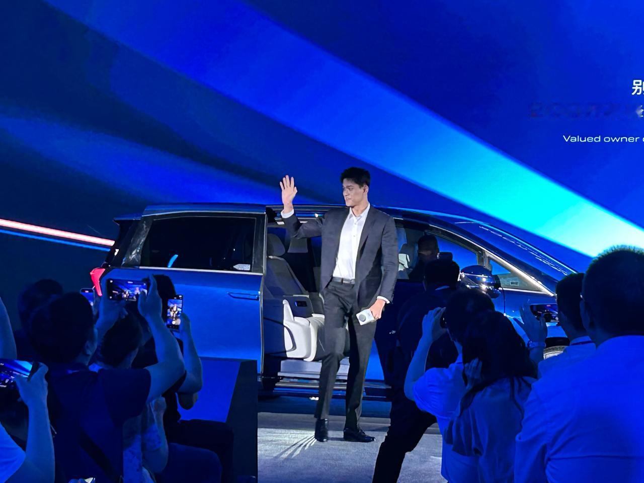 别克GL8家族第200万台整车——GL8陆尊PHEV在上汽通用汽车金桥豪华车工厂