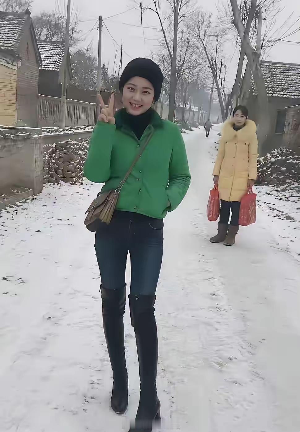 这是2008年前后过年期间拍的照片，十几年前的时尚穿搭，这穿搭+身材+颜值，放在
