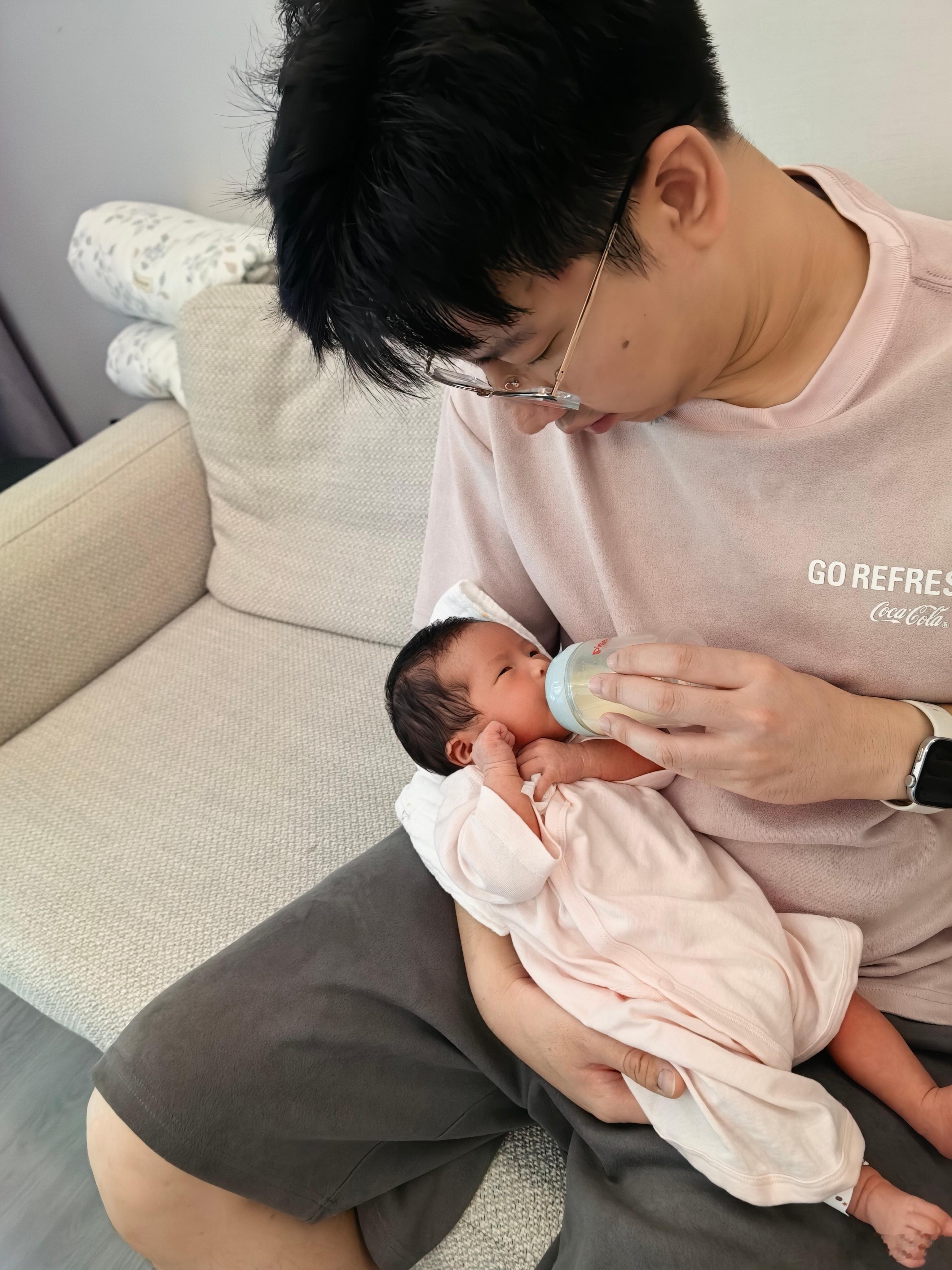 还是很难想象，这么大只的宝宝在爱妻肚子里，7斤多，母亲太伟大了。 今日学习喂奶，