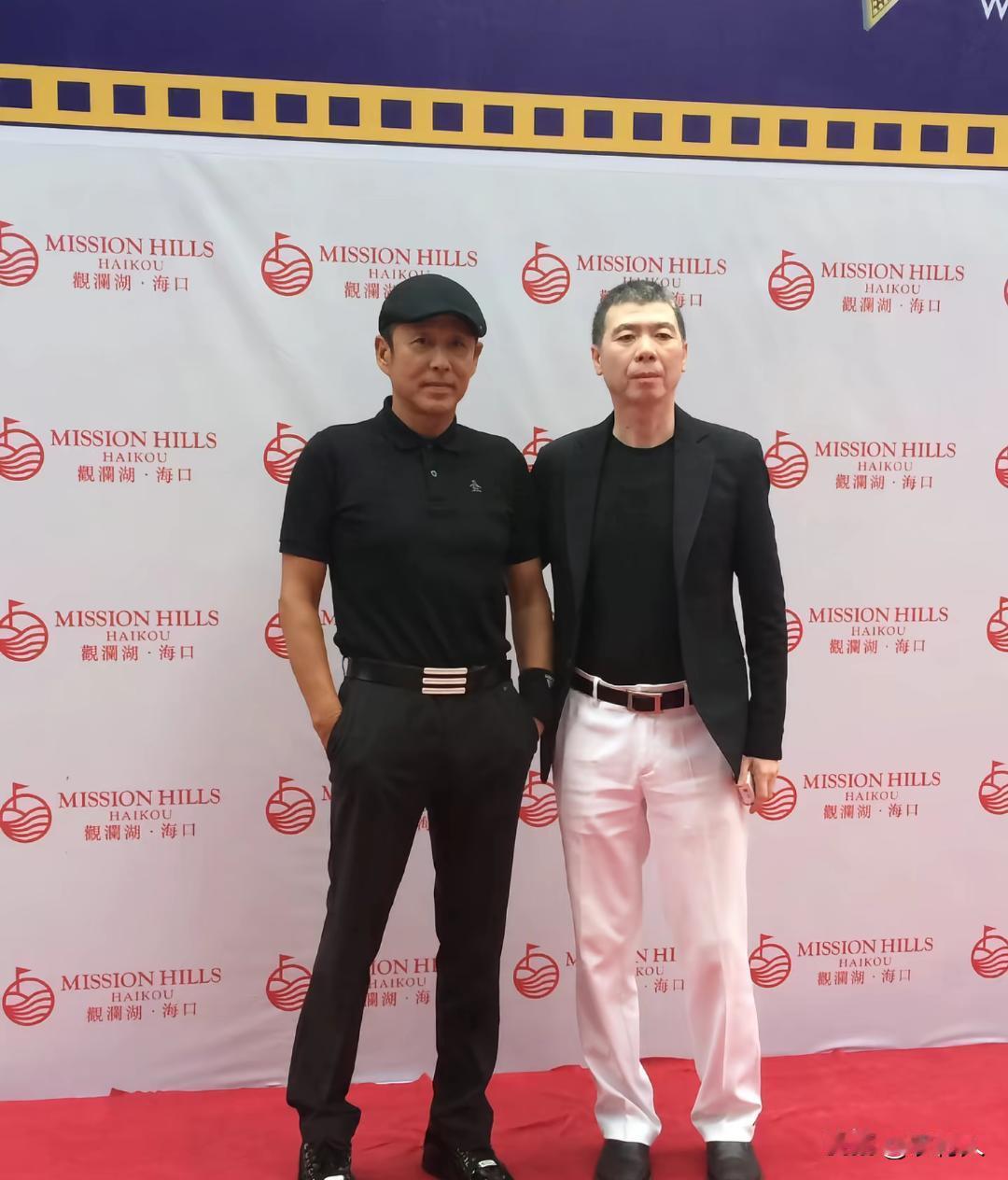 冯小刚和陈道明一起出席海口观澜湖，举办的高尔夫活动。两人在背景墙签名，并合影留念
