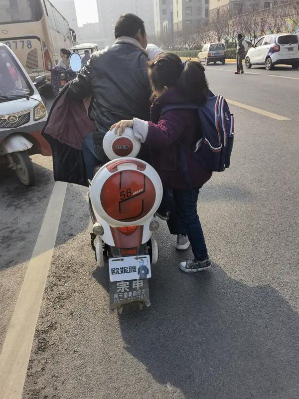 近日哈尔滨，家长早上起不来，叫跑腿送孩子上学，家长：这个事只有0次和无数次，跑腿